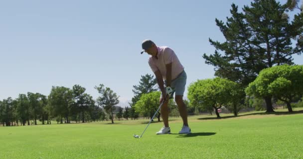 Caucasian Senior Man Practicing Golf Golf Course Bright Sunny Day — Stock Video