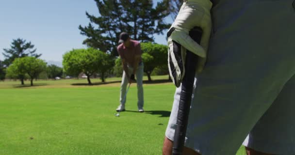 Homem Idoso Caucasiano Praticando Golfe Campo Golfe Dia Ensolarado Brilhante — Vídeo de Stock