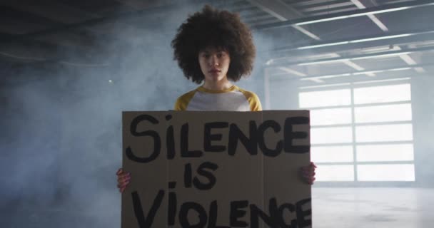 Retrato de mulher afro-americana segurando cartaz de protesto em garagem vazia no estacionamento vazio — Vídeo de Stock