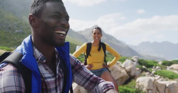 Afrikanisches Paar lächelt und genießt die Aussicht beim Wandern — Stockvideo