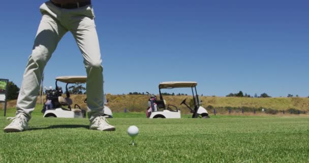 Blanke Senior Man Die Golf Oefent Een Golfbaan Een Zonnige — Stockvideo