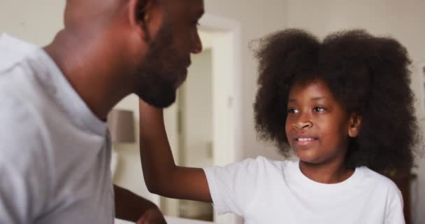 Afro-américaine fille et père portant couronne étreignant l'autre à la maison — Video