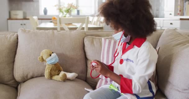 Chica Afroamericana Jugando Médico Paciente Con Oso Peluche Divirtiéndose Casa — Vídeo de stock