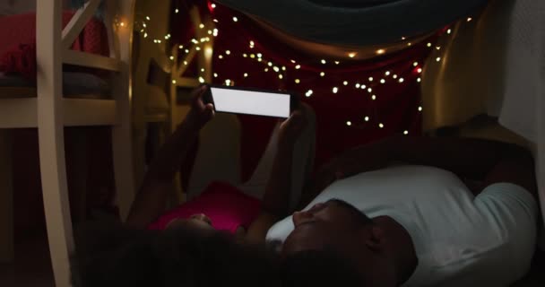 Αφροαμερικανή Κόρη Και Πατέρας Της Παρακολουθούν Τάμπλετ Ξαπλωμένοι Σκηνή Φώτα — Αρχείο Βίντεο