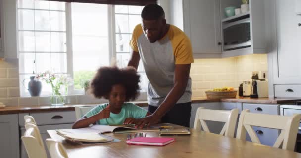Die Afroamerikanische Tochter Und Ihr Vater Machen Gemeinsam Küchentisch Ihre — Stockvideo