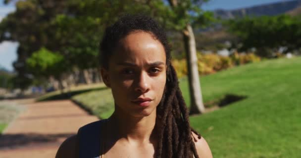Портрет африканской американки, смотрящей в камеру в парке — стоковое видео