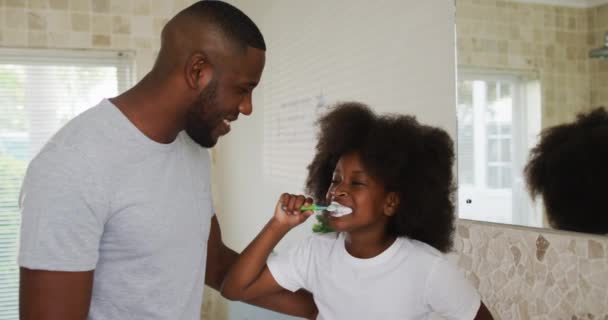 Afroamerikanische Tochter Beim Zähneputzen Und Gespräch Mit Ihrem Vater Spaß — Stockvideo