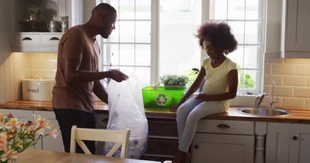 Filha Afro Americana Seu Pai Triagem Reciclagem Alta Cinco Cozinha — Vídeo de Stock