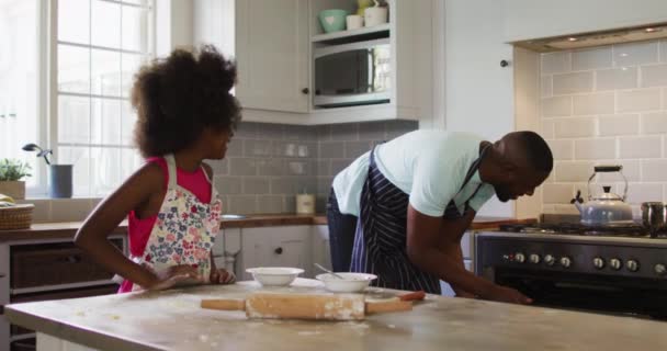 非洲裔美国人的女儿和她的父亲一起做饭 并在厨房里击掌 在隔离隔离期间 在家中度过愉快的时光 — 图库视频影像