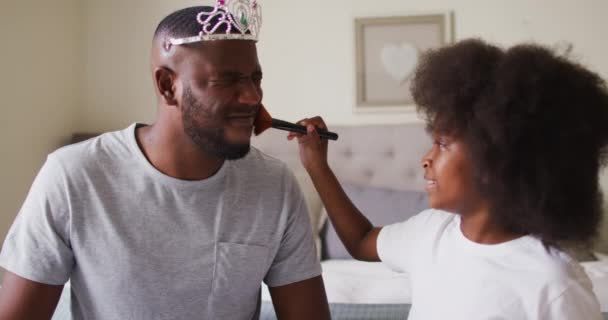 Afrika Amerika Ayah Mengenakan Tiara Memiliki Makeup Memakai Oleh Putrinya — Stok Video