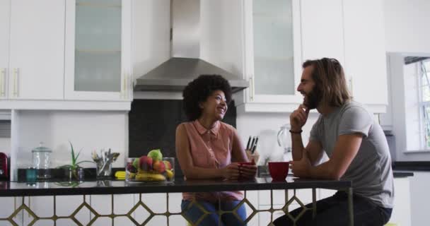 Gemischtes Paar Mit Kaffeetassen Der Heimischen Küche Gespräch Hause Bleiben — Stockvideo