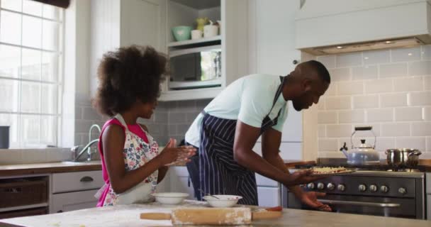 Die Afroamerikanische Tochter Und Ihr Vater Kochen Gemeinsam Der Küche — Stockvideo