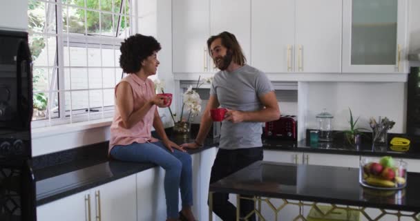 Gemischtes Paar Mit Kaffeetassen Der Heimischen Küche Gespräch Hause Bleiben — Stockvideo