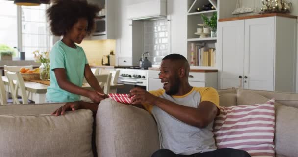 Fille Afro Américaine Offrant Cadeau Son Père Dans Une Boîte — Video