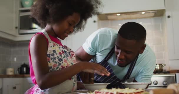 非裔美国人的女儿和她的父亲一起在厨房做披萨 在隔离隔离期间 在家中度过愉快的时光 — 图库视频影像