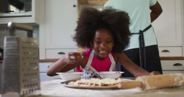 Die Afroamerikanische Tochter Kocht Der Küche Pizza Ihr Vater Kocht — Stockvideo