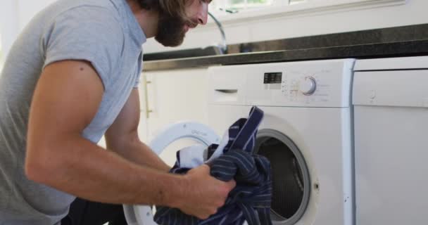 Λευκός Άντρας Βάζει Ποδιά Στο Πλυντήριο Στο Σπίτι Διαμονή Στο — Αρχείο Βίντεο