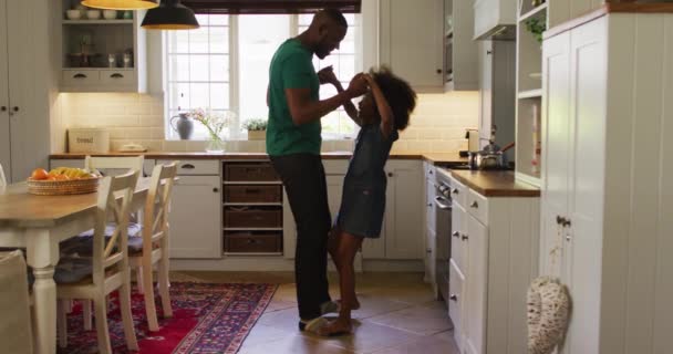 Afroamerikanische Tochter Und Ihr Vater Tanzen Zusammen Der Küche Spaß — Stockvideo