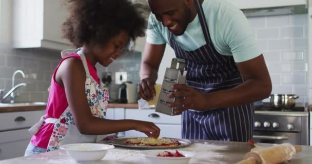 Afrikansk Amerikansk Dotter Och Hennes Far Gör Pizza Tillsammans Köket — Stockvideo