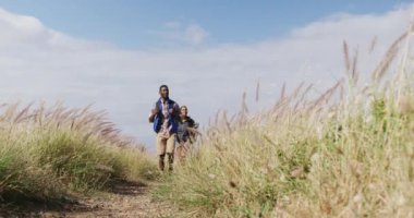 Afrika kökenli Amerikalı çift dağlarda yürürken