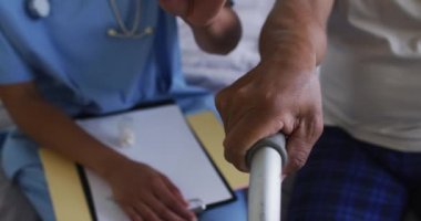 Üst düzey melez adam ve bayan doktor el ele tutuşarak eve geliyorlar.