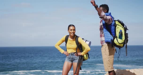 アフリカ系アメリカ人のカップルはトレッキング中に互いに高いファイブ — ストック動画