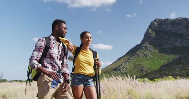Pareja afroamericana caminando mientras caminan en las montañas — Vídeos de Stock