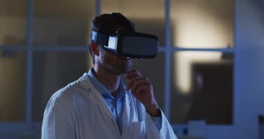 Kafkas erkek doktor sanal arayüz kullanarak VR kulaklık takıyor. Sağlık, tıbbi araştırma ve arayüz teknolojisi.