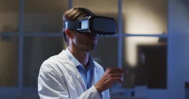 Kafkas erkek doktor sanal arayüz kullanarak VR kulaklık takıyor. Sağlık, tıbbi araştırma ve arayüz teknolojisi.