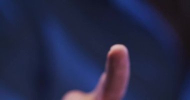 Parmak izini dokunmatik ekrana uygulayan dijital arayüz kullanan beyaz adamın işaret parmağı. Arayüz teknolojisi ve iletişim.