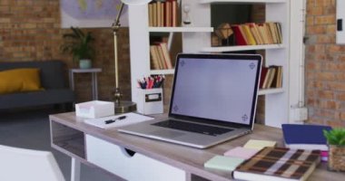 Okulun sınıfındaki masada dizüstü bilgisayar ve diğer okul malzemelerinin görüntüsü. uzak öğrenim çevrimiçi eğitim