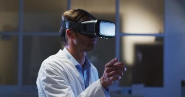 Kafkas erkek doktor sanal arayüz kullanarak VR kulaklık takıyor. Sağlık, tıbbi araştırma ve arayüz teknolojisi.