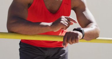 Kıdemli Afro-Amerikan adam spor yapıyor. Ukalalık yaparak mola veriyor. Sağlık, zindelik ve refah kavramı.