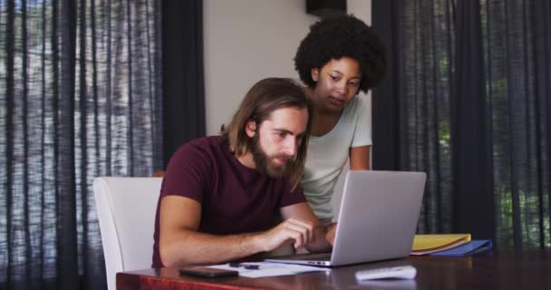 Pareja Mixta Carreras Usando Portátil Chocándose Los Cinco Casa Permaneciendo — Vídeos de Stock