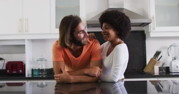 Portrait Couple Métis Souriant Dans Cuisine Maison Rester Maison Isolement — Video