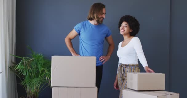 Yeni Apartmandaki Karton Kutuların Arasında Duran Melez Bir Çift Taşınma — Stok video