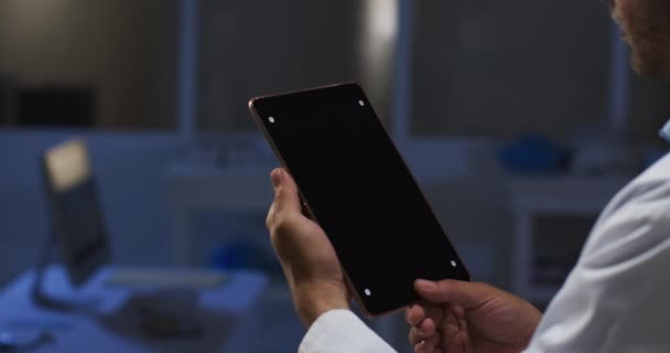 Kafkas Erkek Doktorunun Orta Bölümü Tablet Bilgisayar Kullanarak Görüntülü Görüşme — Stok video