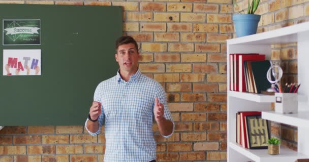 Kaukasische Männliche Lehrer Stehen Der Tafel Und Geben Vor Laufender — Stockvideo