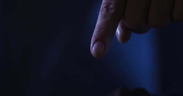 Zeigefinger Des Kaukasischen Mannes Mit Digitaler Schnittstelle Die Fingerabdruck Auf — Stockvideo