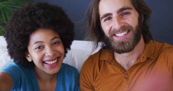 Potret Pasangan Ras Campuran Meniup Ciuman Video Sambil Duduk Sofa — Stok Video