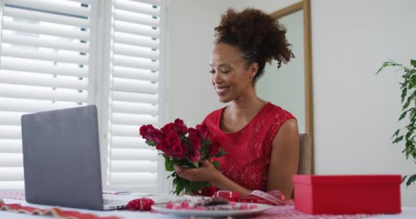 Glückliche Mischlingshündin Bei Einem Valentinstag Videoanruf Mit Rosa Rosen Valentinstag — Stockvideo