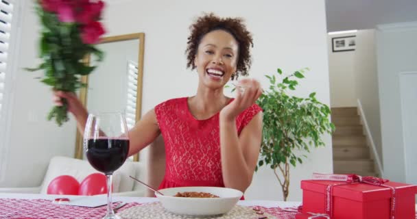 Gelukkige Gemengde Ras Vrouw Een Valentijnsdag Video Oproep Met Bloemen — Stockvideo