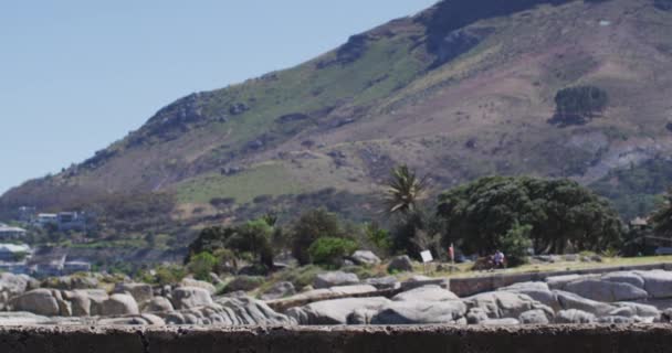 Hombre Afroamericano Mayor Haciendo Ejercicio Corriendo Sobre Rocas Junto Mar — Vídeo de stock