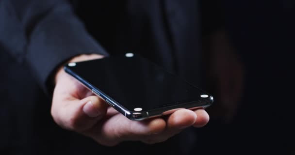 Ruka Bělocha Černé Košili Chytrým Telefonem Mobilní Komunikační Technologie — Stock video