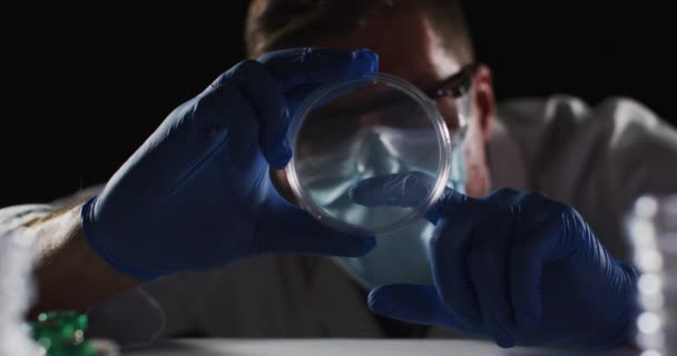 白人男医生戴着面罩和手套检查培养皿 Coronavirus Covid 19大流行病期间的保健 医学研究和卫生 — 图库视频影像