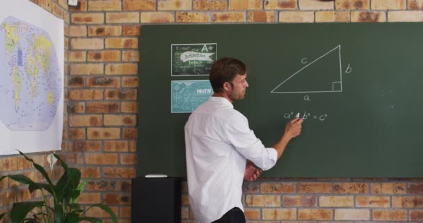 Retrato Profesor Caucásico Enseñando Matemáticas Aula Escuela Educación Distancia Línea — Vídeos de Stock
