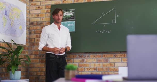 Кавказский Учитель Мужчина Преподает Математику Глядя Ноутбук Классе Школе Дистанционное — стоковое видео