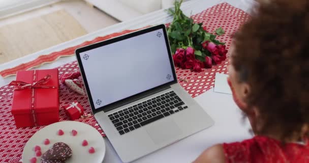 Mixed Race Frau Auf Einem Valentinstag Date Videoanruf Mit Laptop — Stockvideo