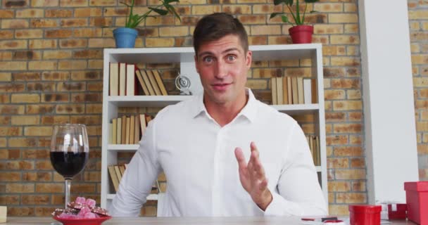 Biały Mężczyzna Wykonujący Wideo Połączenie Trzymając Ręcznie Napisany Znak Oświadczający — Wideo stockowe