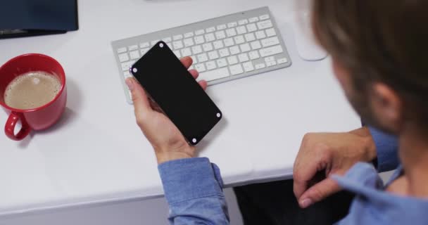 Kaukasischer Geschäftsmann Telefoniert Schreibtisch Büro Smartphone Soziale Distanzierung Und Online — Stockvideo